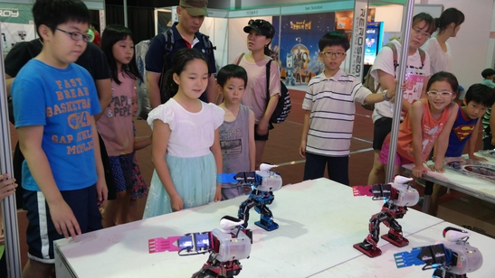지난해 열린 리얼로봇쇼에서 어린이들이 ‘로봇 댄스’ 시범을 관람하고 있다. /로봇신문 제공