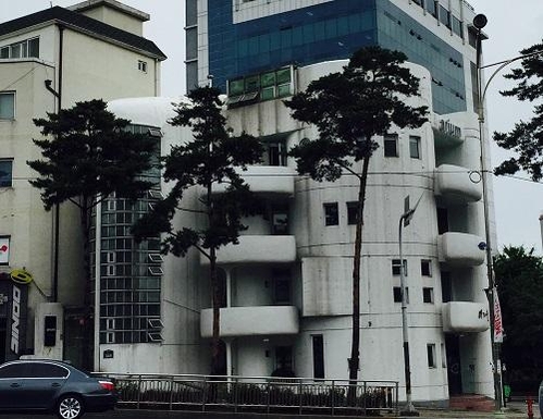 광희문에서 동대문으로 가다가 마주친 구 서산부인과의원. 1965년 건축가 김중업이 설계한 건물로, 둥근 모태를 연상시키는 파격적인 디자인이다.