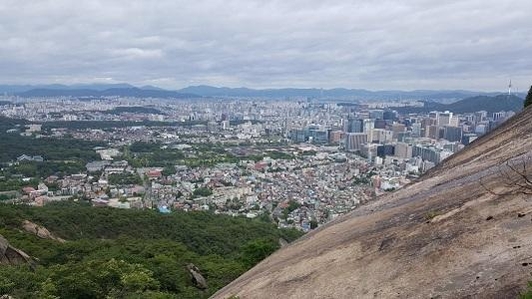 인왕산 정상에 있는 바위에 앉아 찍은 서울