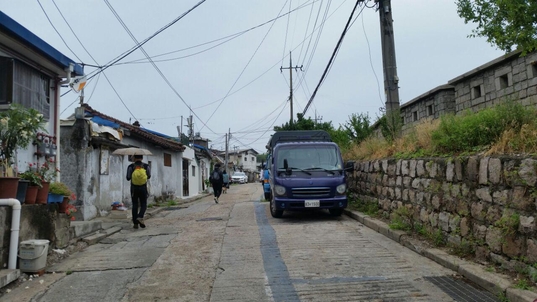 조선시대 도성 한양의 좌청룡 낙산 서쪽 꼭대기, 이화마을 꼭대기의 집들은 한양도성의 성곽을 마주보고 자리잡고 있다.