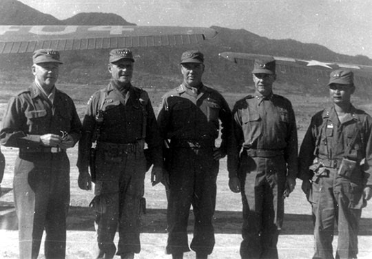 한국 전선에 부임한 직후 방한한 콜린스 당시 미 육군참모총장, 리지웨이 유엔군 총사령관(왼쪽부터)과 함께 촬영한 밴 플리트 8군 사령관. 오른쪽 끝이 백선엽 장군이다.