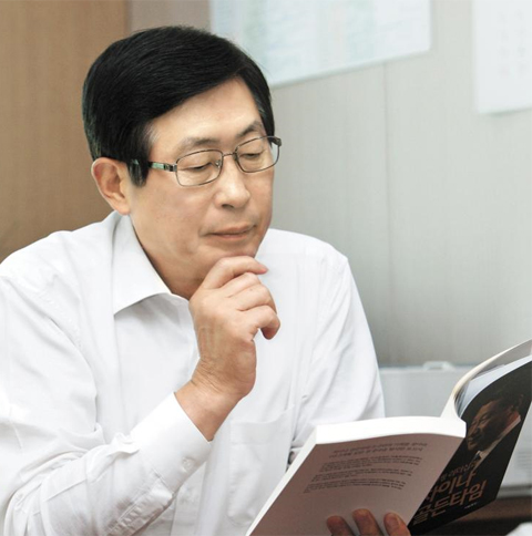 조환익 한국전력 사장은 “공공 기관·공기업의 사장직만 벌써 네 번째 하고 있다”며 “이런 야전사령관의 길을 걷게 된 것은 한 장의 사표에서 비롯된 것”이라고 말했다. 조 사장은 사표를 던진 후 닥치는 대로 책을 읽고, 글을 쓰기 시작하면서 새로운 길에 눈을 떴다고 했다.