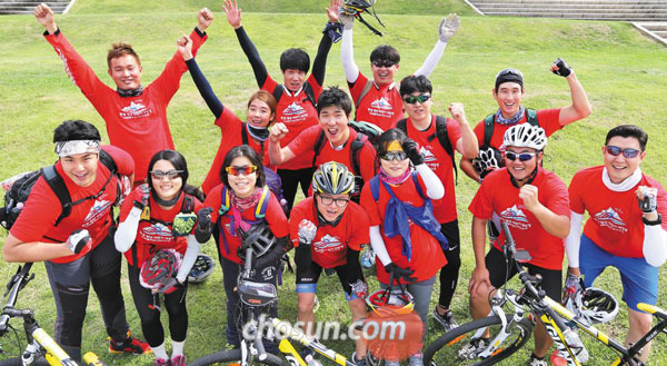 한·중 청년 자전거 대장정을 보름여 앞둔 지난 16일 합숙 훈련을 위해 서울 뚝섬유원지에 모인 대원들.