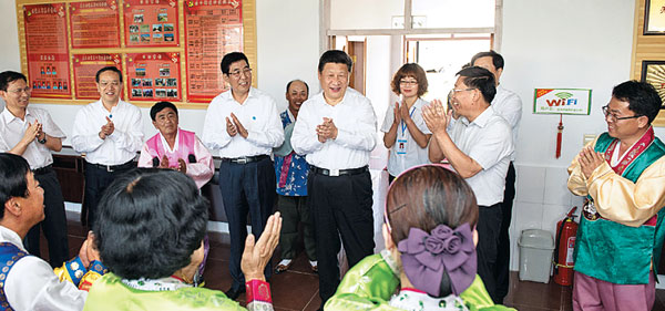 시진핑(가운데) 중국 국가주석이 17일 하이란(海蘭) 강변 지린성 허룽시의 광둥(光東) 조선족 마을에서 노인 가무단이 '붉은 태양이 변경을 비추네(紅太陽照邊疆)'라는 노래에 맞춰 환영의 춤을 추자 박수를 치고 있다.