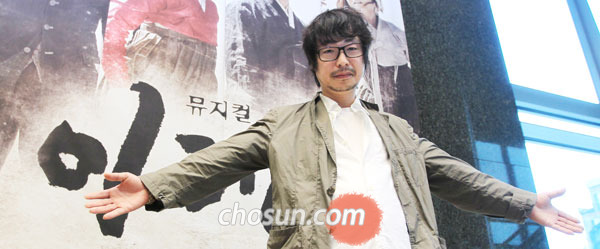 뮤지컬‘아리랑’의 연출가 고선웅은“배우들 모두 가슴속에 품고 있으면서도 모르는 뜨거운 우리의 것을 무대에서 끌어내도록 했는데, 그게 바로 아리랑 정서였다”고 말했다.