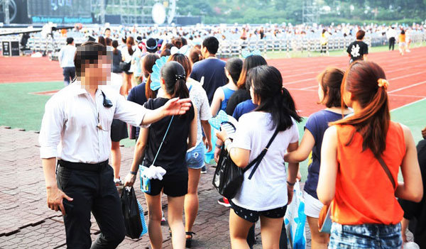 작년 7월 서울 잠실종합경기장에서 열린 한 콘서트에 입장하는 관객 대열을 안전요원이 정리하고 있다.