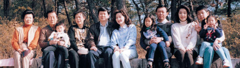 1998년 신격호(왼쪽에서 둘째) 롯데 총괄회장이 고향인 울산 둔기리에서 가족들과 찍은 사진.