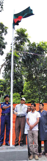 1일 0시를 기점으로 과거 인도 영토에서 방글라데시 영토로 편입된‘다시아르 치하라 마을’에서 주민들과 방글라데시 공무원들이 함께 방글라데시 국기를 게양하고 있다.