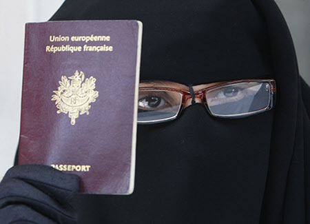 프랑스 여권을 손에 들고 부르카(무슬림 여성의 얼굴을 가리는 베일)를 착용한 여인. /조선일보 DB