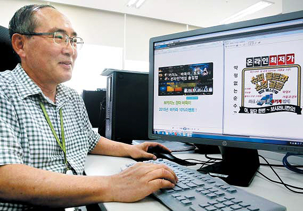 5일 서울 은평구 응암동의 에버영코리아 은평센터에서 목사 출신의 박영근(68) 매니저가 불법 광고글을 살펴보고 있다.