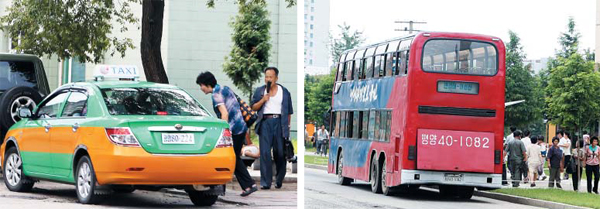 평양 시내의 택시·2층버스 - 김대중 전 대통령의 부인 이희호 여사와 함께 지난 4~8일 방북한 사진작가 홍성규씨가 찍어 공개한 평양 사진. 왼쪽은 지난 6일 평양 시민이 택시를 타는 모습이며, 오른쪽은 평양 시내를 운행하는 이층버스.