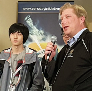 ‘해킹 올림픽’이라는 미국 데프콘 대회에서 우승한 한국 팀의 ‘천재 해커’ 이정훈 라온시큐어 연구원. 사진은 올 3월 캐나다 해킹 대회에서 우승한 이 연구원(왼쪽)이 인터뷰하는 모습.