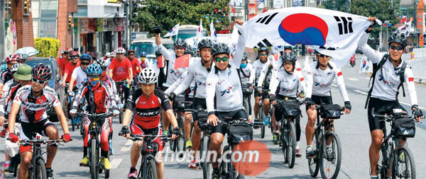 태극기 휘날리며… 中 창사 臨政활동지 찾아간 자전거 대장정팀 - 한·중 청년 자전거 대장정 대원들이 광복절을 하루 앞둔 14일 중국 창사시 임시정부활동기념관에서 백범 김구 선생 요양소까지 6.5㎞ 구간을 현지 자전거 동호회원 50여명과 함께 태극기를 휘날리며 달리고 있다. 창사시는 대한민국 임시정부가 1937~1938년 사이 약 8개월간 머물렀던 곳이다. 대원들은 이날 임시정부활동기념관 재개관식에 참석, 광복을 축하하는 ‘만세 삼창’을 했다.