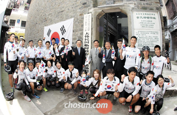 14일 오전 중국 창사시 난무팅 6호에서 열린 임시정부활동기념관 재개관식에서 한·중 주요 인사와 한·중 청년 자전거 대장정 대원 등이 기념촬영을 하고 있다. 이 행사에는 정재남 우한 총영사(정장을 입은 사람 중 왼쪽부터), 안중현 독립기념관 사무처장, 한후이 창사 원림국 부국장, 조재범 한릉무역 대표, 김주철 코트라 창사 무역관장 등이 참석했다.