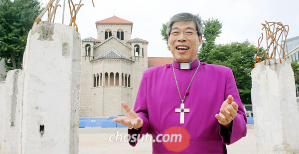 대한성공회 김근상 주교가 일제가 세운 서울지방국세청 남대문별관이 철거된 터에서 서울주교좌성당의 역사를 설명하고 있다. 김 주교는 “시민들이 쉽게 찾아 쉬고 위안을 얻는 공간이 되도록 하겠다”고 말했다.