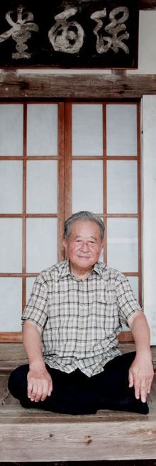 녹우당(綠雨堂) 툇마루에 앉은 해남 윤씨 종손 윤형식.