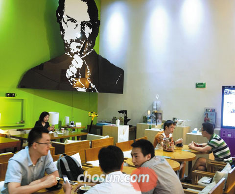 중국 선전(深圳)의 창업 카페‘3W카페’에 미국 애플 설립자인 스티브 잡스의 대형 사진이 걸려 있다.