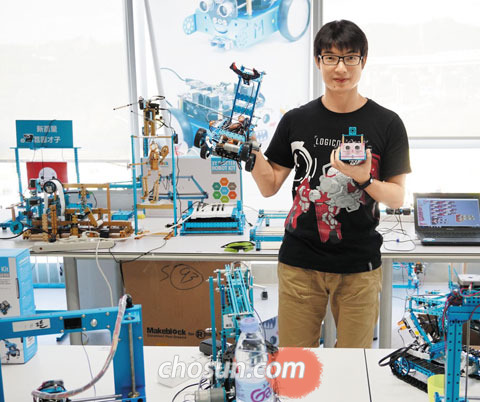 선전의 신생 벤처 기업 메이크블록의 왕젠쥔(30) CEO가 자신이 직접 만든 로봇과 3D 프린터 제품을 선보이고 있다.