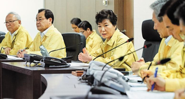 박근혜 대통령이 20일 북한의 서부전선 포격 도발과 관련, 청와대에서 긴급 국가안전보장회의(NSC) 상임위원회를 주재하고 있다. 우리 군이 북측에 수십발의 대응 포격을 한 가운데 열린 이날 회의는 청와대 위기관리상황실에서 오후 6시부터 40분간 열렸다.