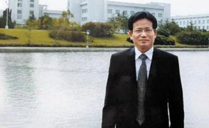 평양 백화원 초대소 앞에서.