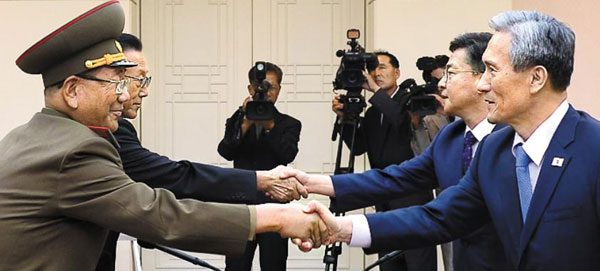 지난 22일 판문점 평화의 집에서 우리 측 대표인 김관진(오른쪽) 청와대 국가안보실장과 홍용표(오른쪽에서 둘째) 통일부 장관, 북측 대표인 황병서(왼쪽) 인민군 총정치국장, 김양건(왼쪽에서 둘째) 통일전선부장이 접촉을 갖기에 앞서 악수하고 있다.
