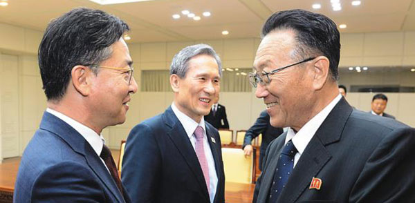 남북 고위급 접촉이 타결된 25일 새벽 회담장인 판문점 우리 측 평화의 집에서 홍용표 통일부 장관(왼쪽부터)과 김관진 청와대 국가안보실장, 김양건 북한 노동당 대남비서가 웃으며 얘기하고 있다.