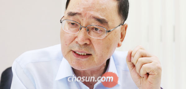 정홍원 전 총리가 20일 서울 서초동 사무실에서 지난 2월 퇴임 이후 처음으로 본지와 단독 인터뷰를 하고 있다. 