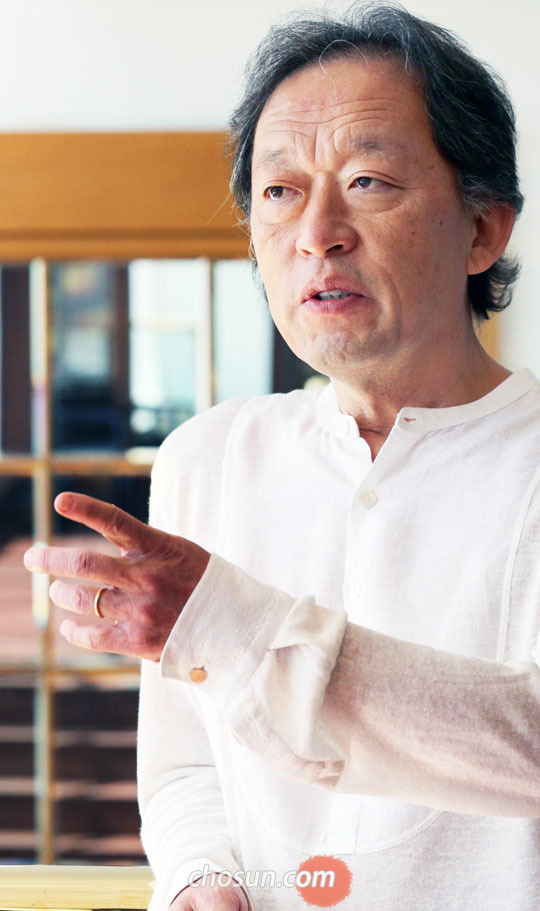 “지휘료는 한 푼도 나를 위해 쓰지 않고, 서울시향 발전을 위해 내놓겠다.”정명훈 서울시향 예술감독은 27일 작심한 듯 말을 쏟아냈다. 그는“예술감독 자리도 내놓고, 자유로워지고 싶다”고 했다. 