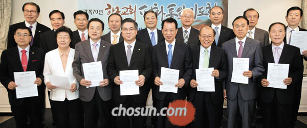 지난 8월 9일 개최된 한국교회평화통일기도회를 주도한 개신교 지도자들이 31일 기도회 헌금 중 2000만원을 통일나눔펀드에 기부했다.