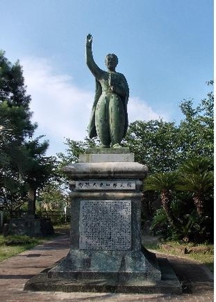 구마모토현 가미아마쿠사시에 세워진 아마쿠사 시로의 동상. 유럽풍의 복장이 인상적이다. 위키커먼즈