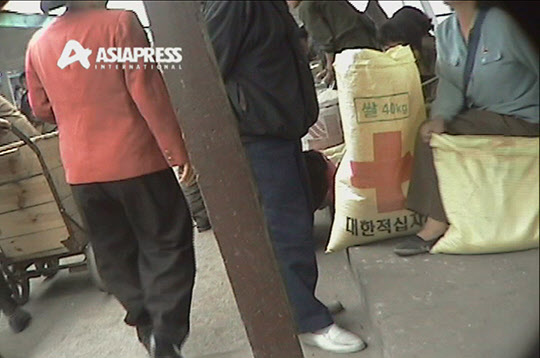 북한국제인권영화제의 기획작품 `노스코리아 VJ'(North Korea VJ이시마루 지루 감독)에 소개된 북한 함경북도 청진시 수남시장 풍경. /북한민주화 네트워크 제공