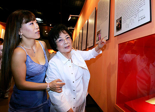 조수미는 “오늘의 나를 만든 것은 어머니에 대한 연민”이라고 했다. 사진은 2005년 광복 60주년 특별 기획전으로 서울 용산전쟁기념관에서 열린 ‘아, 어머니’ 전시회를 관람 중인 어머니 김말순(오른쪽)씨와 조수미씨. /이진한 기자