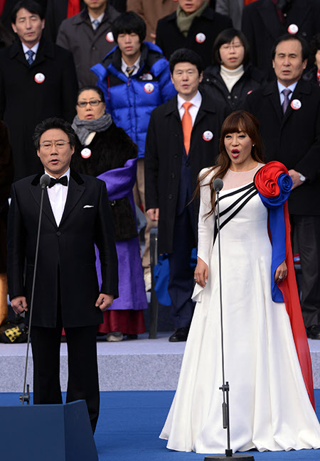 2013년 2월 25일 국회에서 열린 제 18대 대통령 취임식에서 바리톤 최현수, 소프라노 조수미가 애국가를 부르고 있다. /조선일보DB