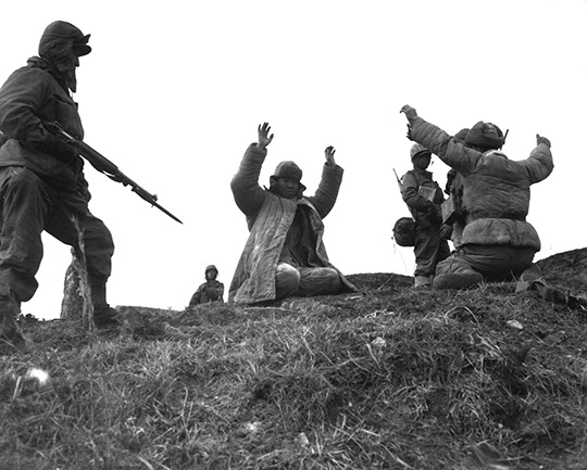 화려한 전술을 선보였던 중공군은 공세 뒤 5일 이상이 흐르면서 아군의 반격에 쉽게 갇혔다. 1951년 3월 횡성에서 미군에게 붙잡히는 중공군 포로를 촬영한 사진이다.