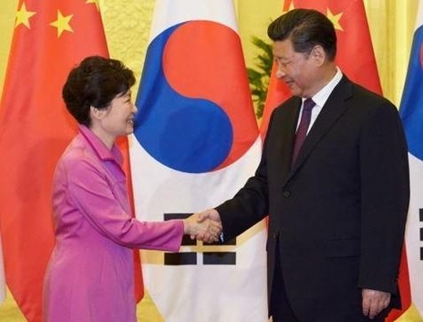  박근혜 대통령(왼쪽)과 시진핑 중국 국가주석이 지난 2일 중국 베이징 인민대회당에서 한중 정상회담을 앞두고 만나 악수하고 있다./청와대