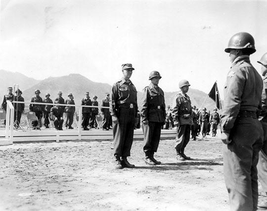 현리 전투를 계기로 밴 플리트 미 8군 사령관은 한국군에게 체계적인 훈련을 받도록 했다. 재무장한 한국군을 사열하고 있는 밴 플리트 사령관(가운데 서 있는 사람들 왼쪽)의 모습이다.