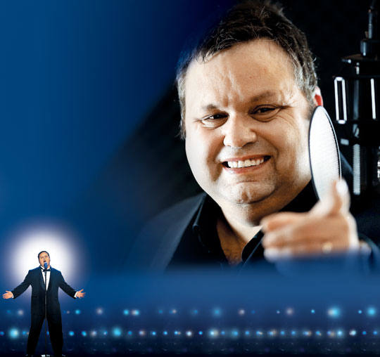 2007년 영국 오디션 프로그램 ‘브리튼스 갓 탤런트’에서 우승하며 휴대폰 판매원에서 스타가 된 폴 포츠는 “한국을 제2의 고향”이라고 부른다. 가곡 ‘그리운 금강산’을 한국어로 부르기 위해 연습 중인 그가 지난 6일 서울 서초구 방배동의 한 녹음 스튜디오에서 웃고 있다. 사고를 당해 보기 흉했던 그의 치아는 우승 이후 치료돼, 다시 시작한 그의 인생만큼이나 밝고 환해졌다.