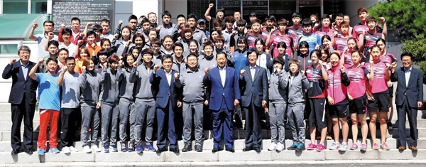 국가대표 지도자·선수들도 약정 통일나눔펀드에 동참하기로 한 국가대표 지도자·선수들이 10일 서울 태릉선수촌 챔피언하우스 앞에서 기념 촬영을 하고 있다.