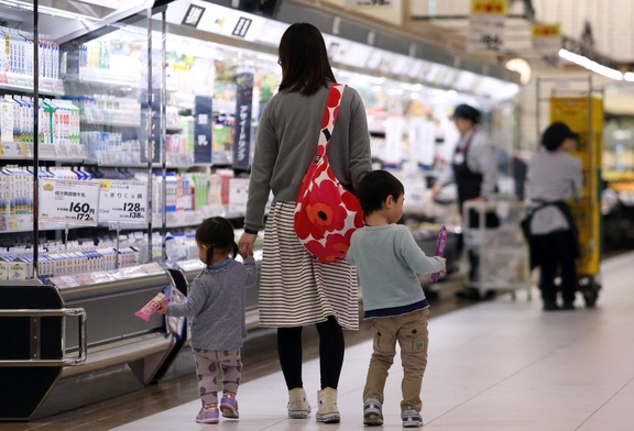  日本人主婦が子供達とマートで買い物している. /ブルンバグ提供