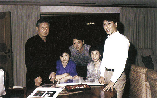 고 최종현 회장의 1980년대 초 가족사진. 오른쪽 끝이 최태원 회장. /주간조선