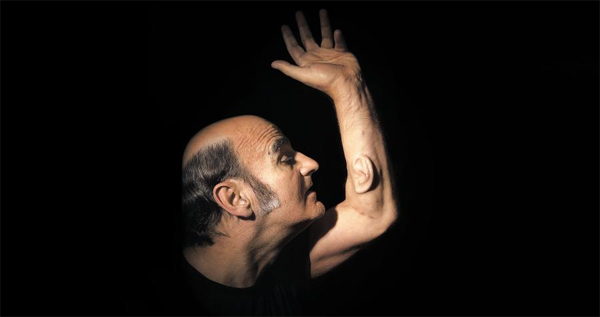 왼팔에 ‘세 번째 귀’를 이식한 호주 행위예술가 스텔라크 사진
