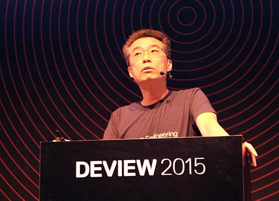송창현 네이버 최고기술개발자(CTO)가 14일 열린 네이버 개발자 콘퍼런스에서 프로젝트 블루에 대해 설명하고 있다. /네이버 제공