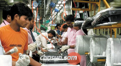 LG전자 인도공장도 활기 인도 델리 인근 그레이트 노이다 지역에 있는 LG전자 인도 공장에서 직원들이 냉장고 등 가전제품 조립을 하고 있다.