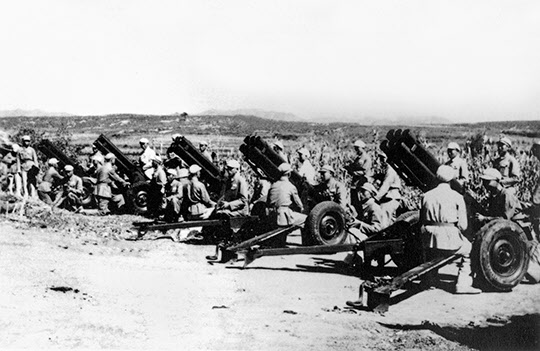 중공군 포병 화력이 전투에 나서기 전 사열을 받고 있다.