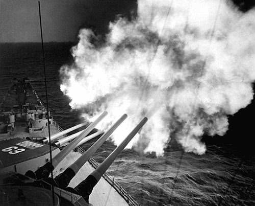 용문산 전투가 벌어지고 있던 무렵 미 해군은 막강한 화력을 앞세워 북한 전역을 공격했다. 1951년 함흥 지역을 강타하고 있는 전함 미주리 호의 함포.