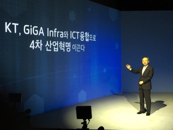 황창규 KT 회장이 23일 서울 광화문 올레스퀘어에서 열린 미래비전 기자간담회에서 경영성과를 발표하고 있다. /박성우 기자