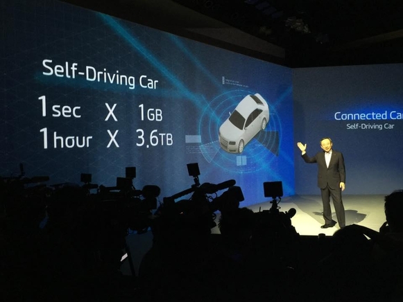 황창규 회장이 KT의 자율주행차 전략을 발표하고 있다. /박성우 기자