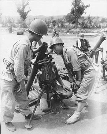 6.25전쟁 중에 박격포 훈련을 하고 있는 국군.