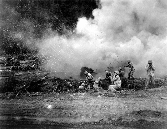 1951년 중공군 공세에 맞서 야포로 사격을 하고 있는 미 해병대원들.