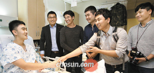 22일 오후 경기 성남시 분당서울대병원에서 탈북 청년 단체 ‘위드유’ 회원들이 북한의 목함지뢰 도발로 부상을 당한 하재헌 하사에게 성금을 전달하고 있다.